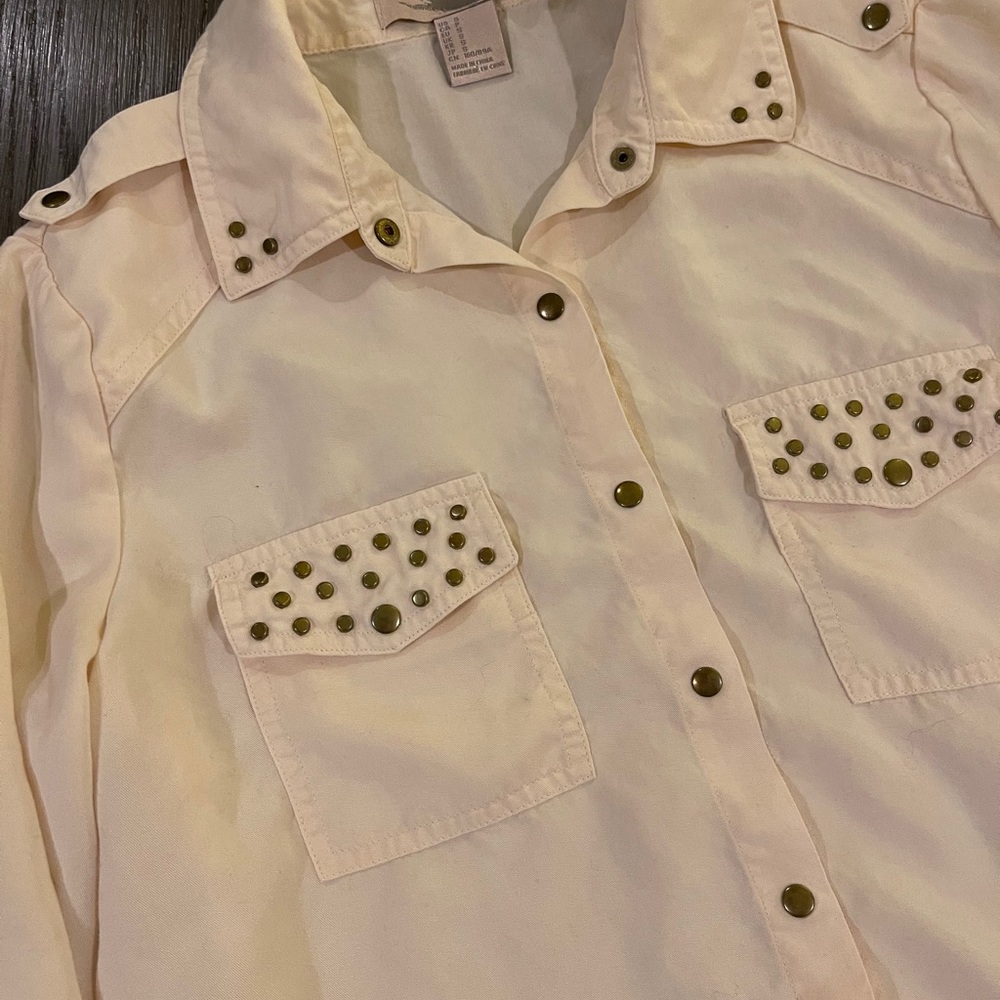 š„$5 SALEš„ Button Up Shirt - Picture 4 of 5